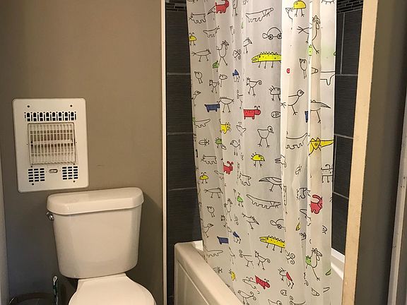 Main bathroom with tub