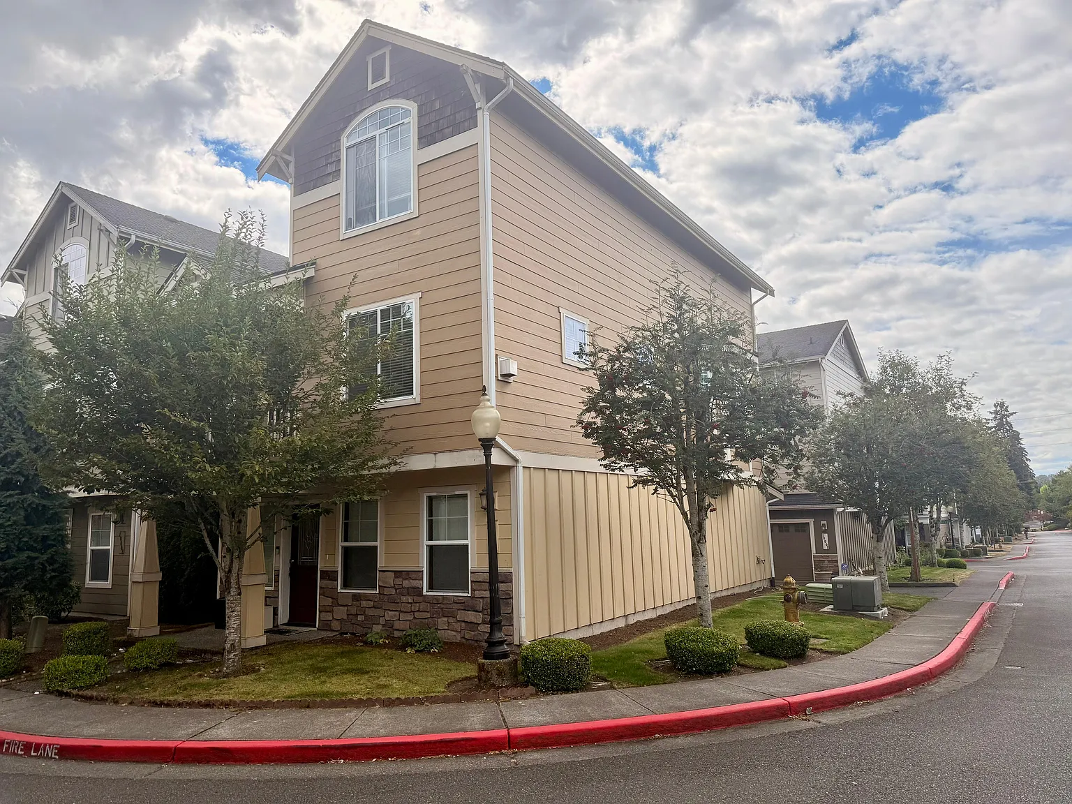 3 bed, 2113 sqft, $3,298 — Photo 3