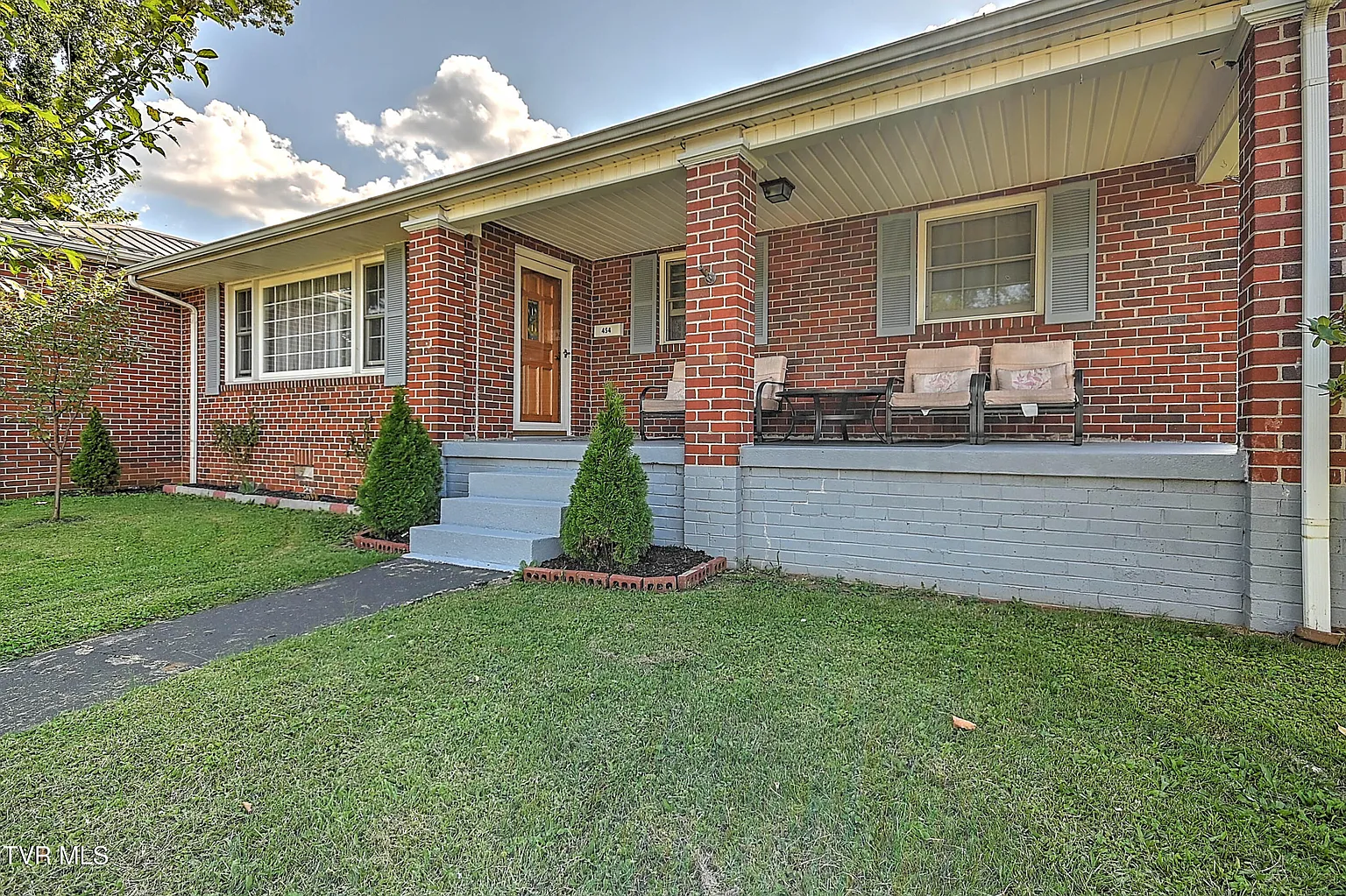 454 Douglas St photo 1