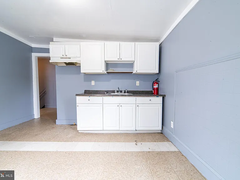 351 N Laurel St #B — Photo 4