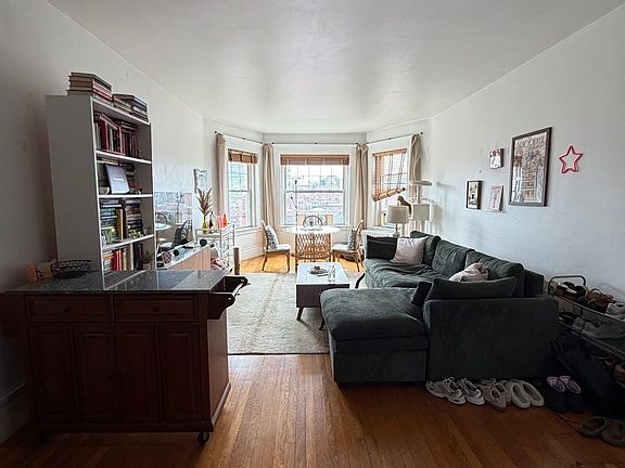 2nd image of 520 Beacon St APT 6D