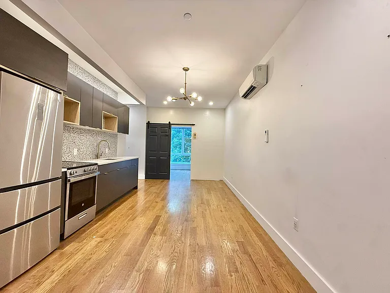 554 Gates Ave #3-B — Photo 2