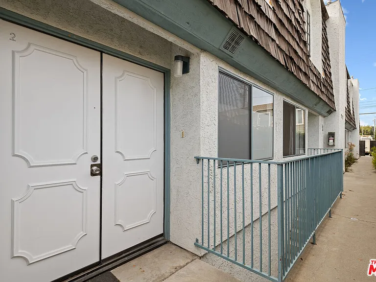 2337 Oak St #2 — Photo 6
