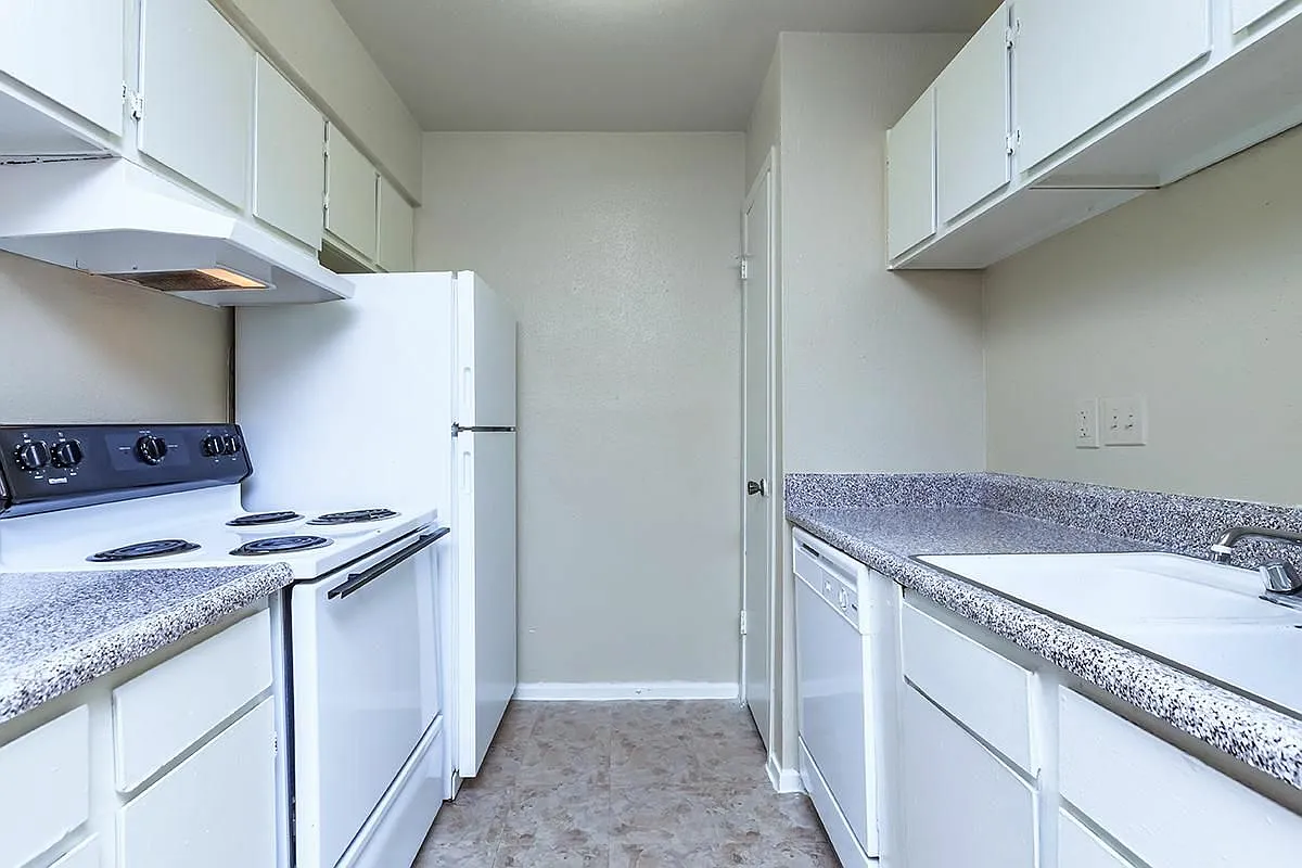 Imperial Landing Apartments — Photo 2