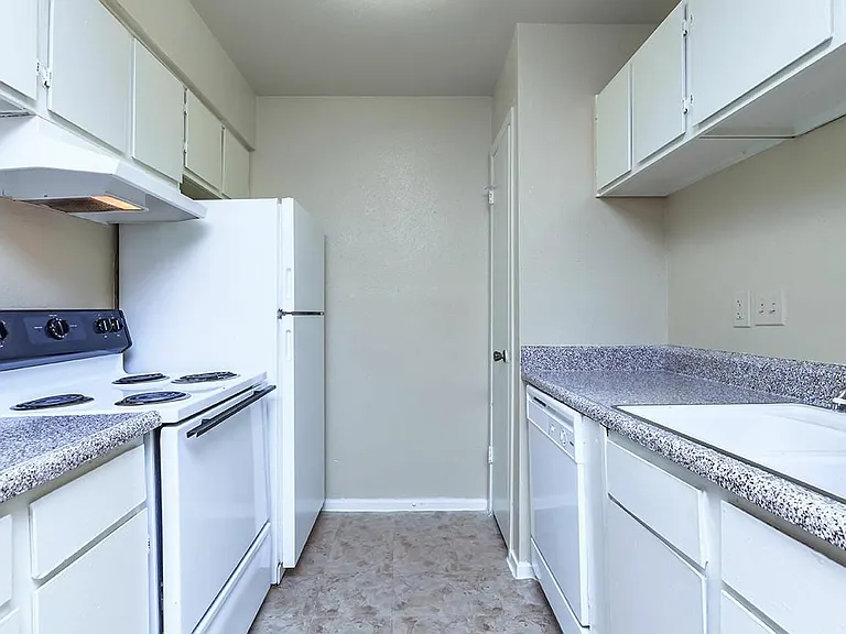 Imperial Landing Apartments — Photo 2