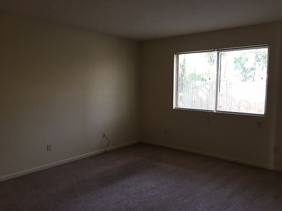 3rd image of 1004 N Oak St APT 2