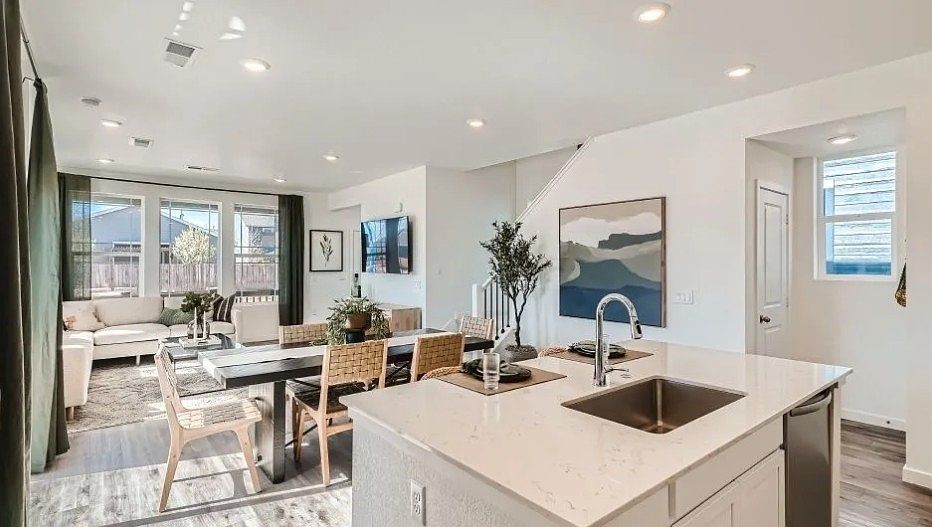 1st image of 560 Aspen Ave