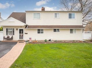7 High Ln, Levittown, NY 11756