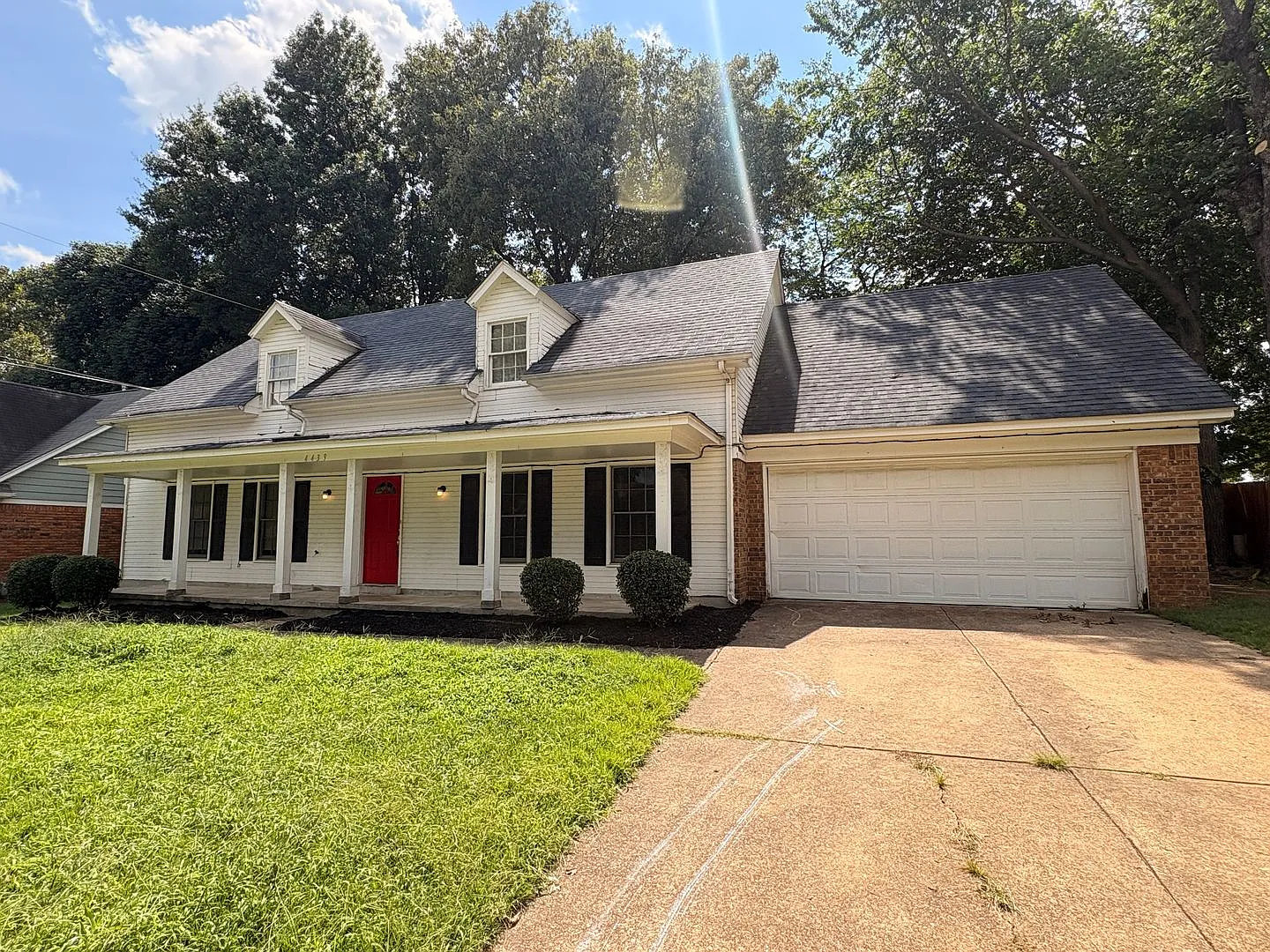 Spacious Home Freshly Painted and New Carpeted! Fully Fenced in Back Yard. — Photo 1