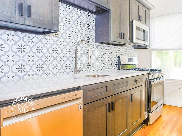 292 Van Buren St #1 — Photo 6