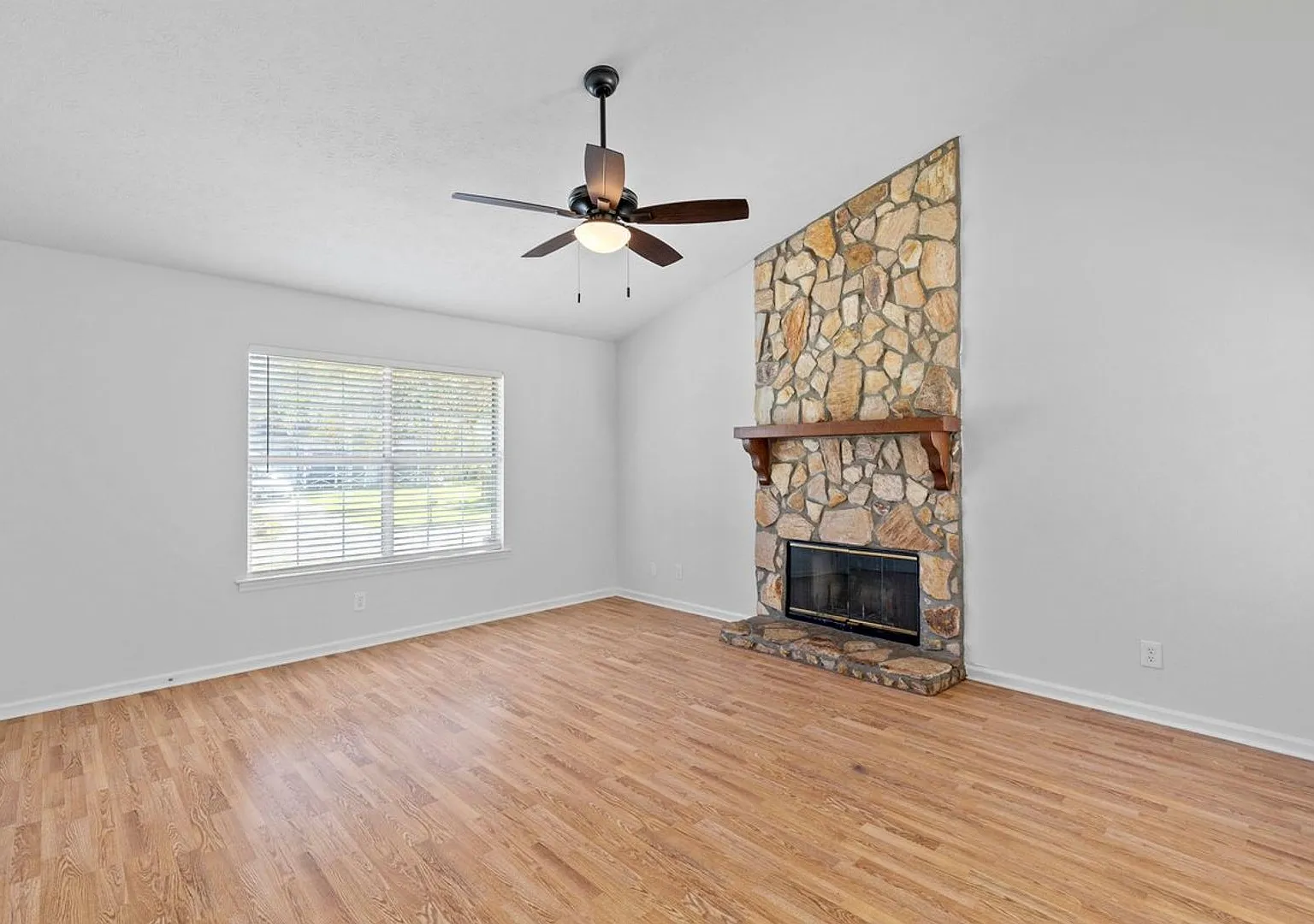 3 Bedroom, 2 Bath Home Within Walking Distance to School/Shopping — Photo 4