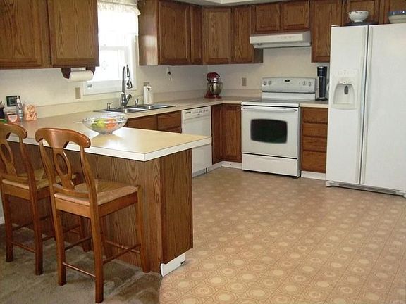 3 Kitchen with Breakfast Bar