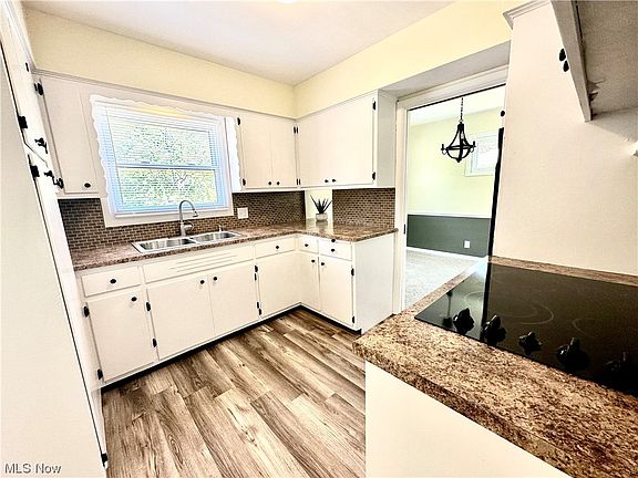 4th image of 1586 Kingsley Ave