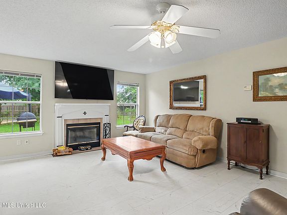 5th image of 325 Woodcrest Dr