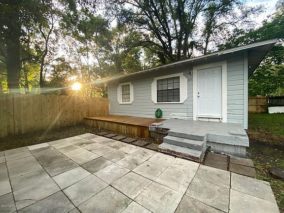 5th image of 1076 Saint Clair St