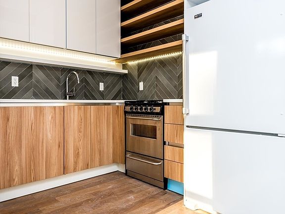 3rd image of 555 Graham Ave APT 2R