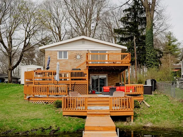 4733 Shore Dr, Coloma, MI 49038