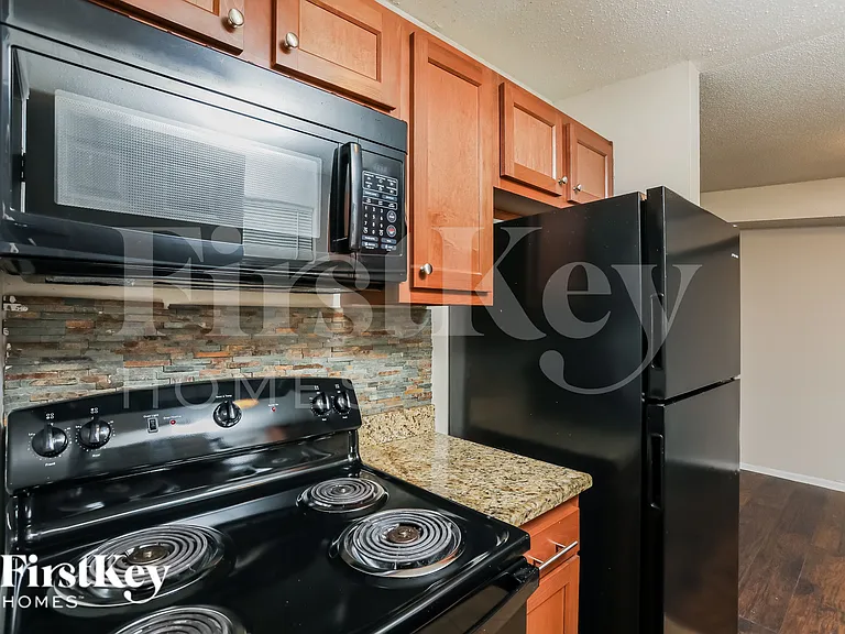 1030 Maxey Dr — Photo 5