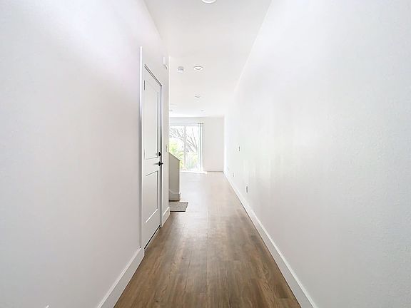 4th image of 6235 S Manhattan Ave Unit 10
