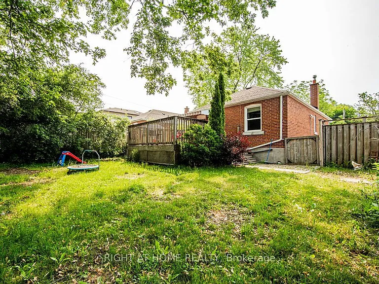 32 Florens Ave — Photo 5