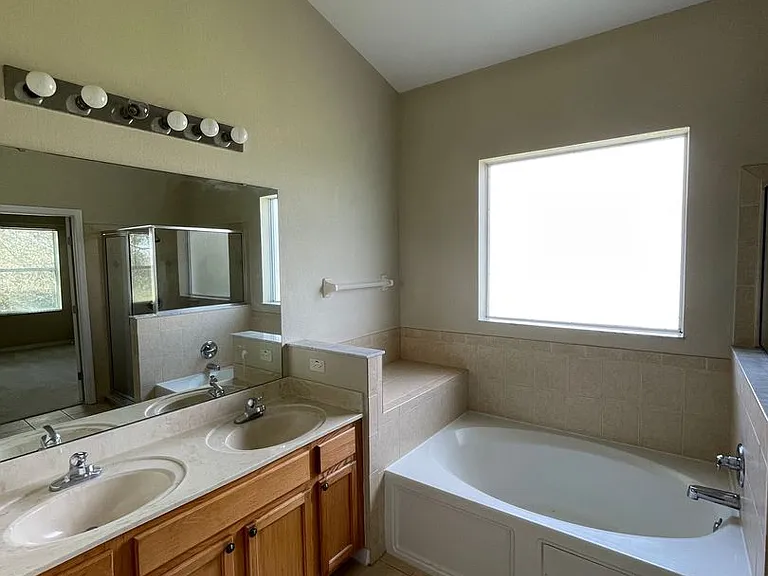 213 Towerview Dr E — Photo 10