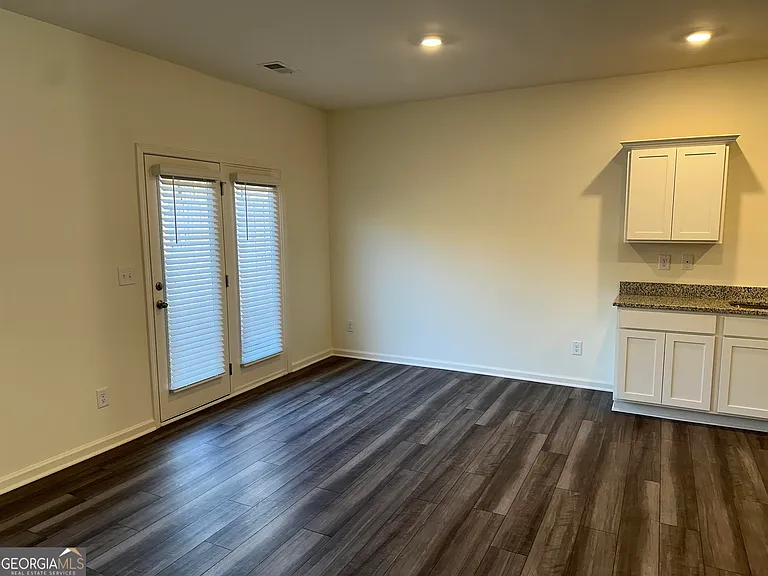 1070 Paddington Dr — Photo 6
