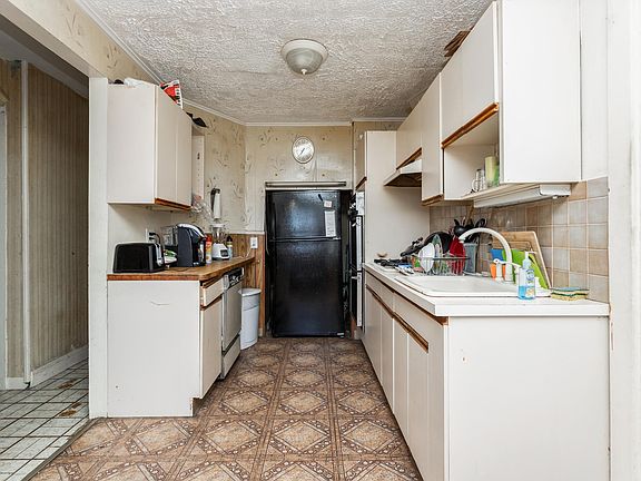 4th image of 33 Hillcrest Ave