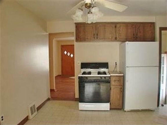 3rd image of 26490 Briardale Ave
