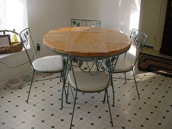 Eat-in sunny kitchen