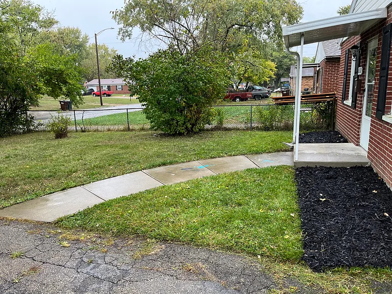 6212 Lorimer St — Photo 2