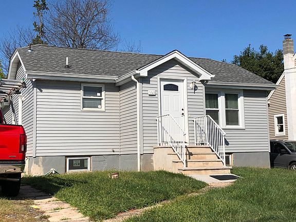 3rd image of 563 Bridgewater Ave