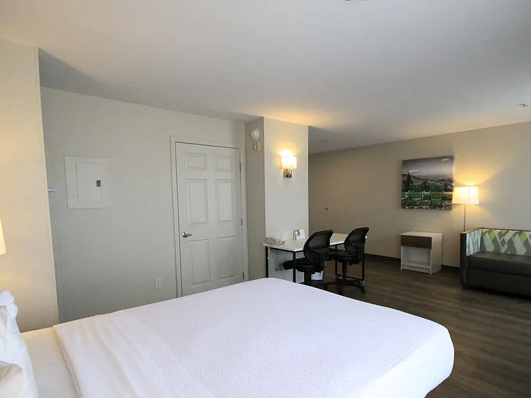 Deluxe Studio - 1 Queen Bed
