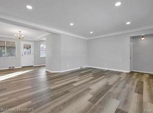 8620 Whitefield St, Dearborn Heights, MI 48127