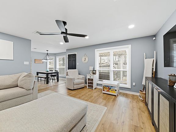 5th image of 2220 Rainbow Rd