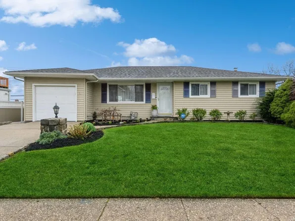 3 Alan Crest Drive, Hicksville, NY 11801