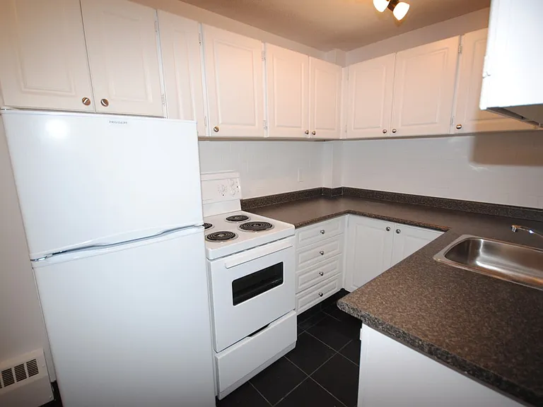 360 Frank St — Photo 9