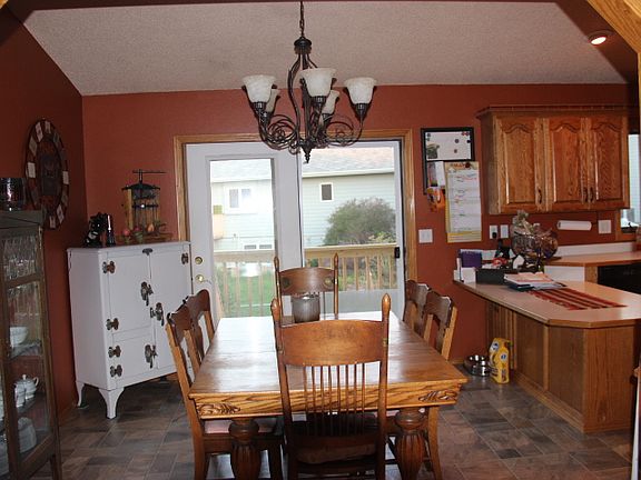 Nice dining area & counter