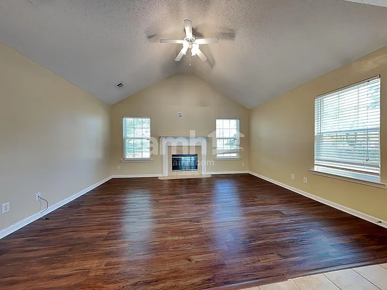 420 Roberts Way — Photo 8