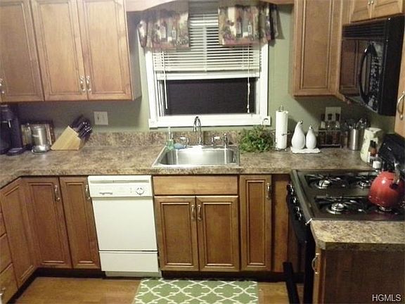 2nd image of 10 Leewood Cir APT 6L