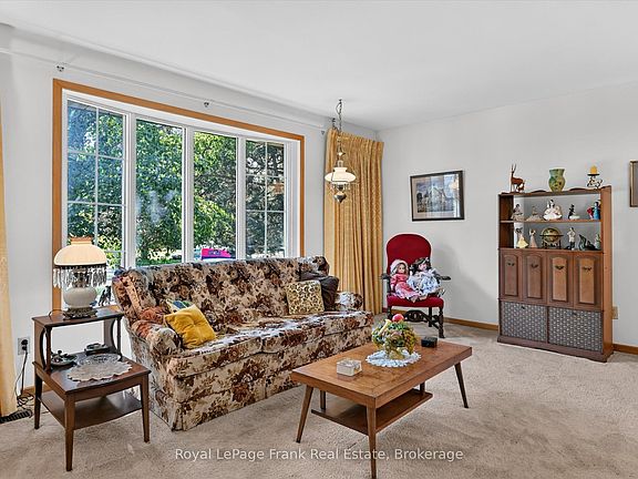 5th image of 87 Oakwood Cres