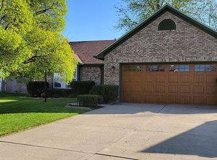14601 Meadowcreek Dr, Carmel, IN 46033