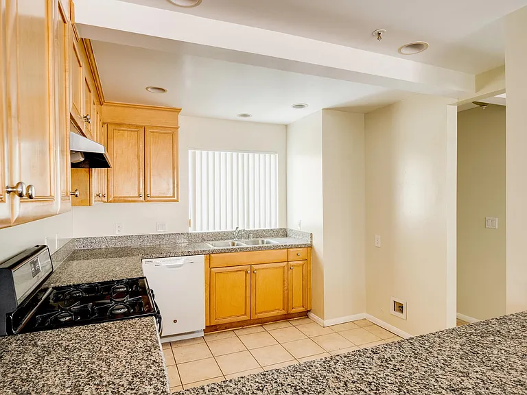 1011 Thompson Ave #C — Photo 8