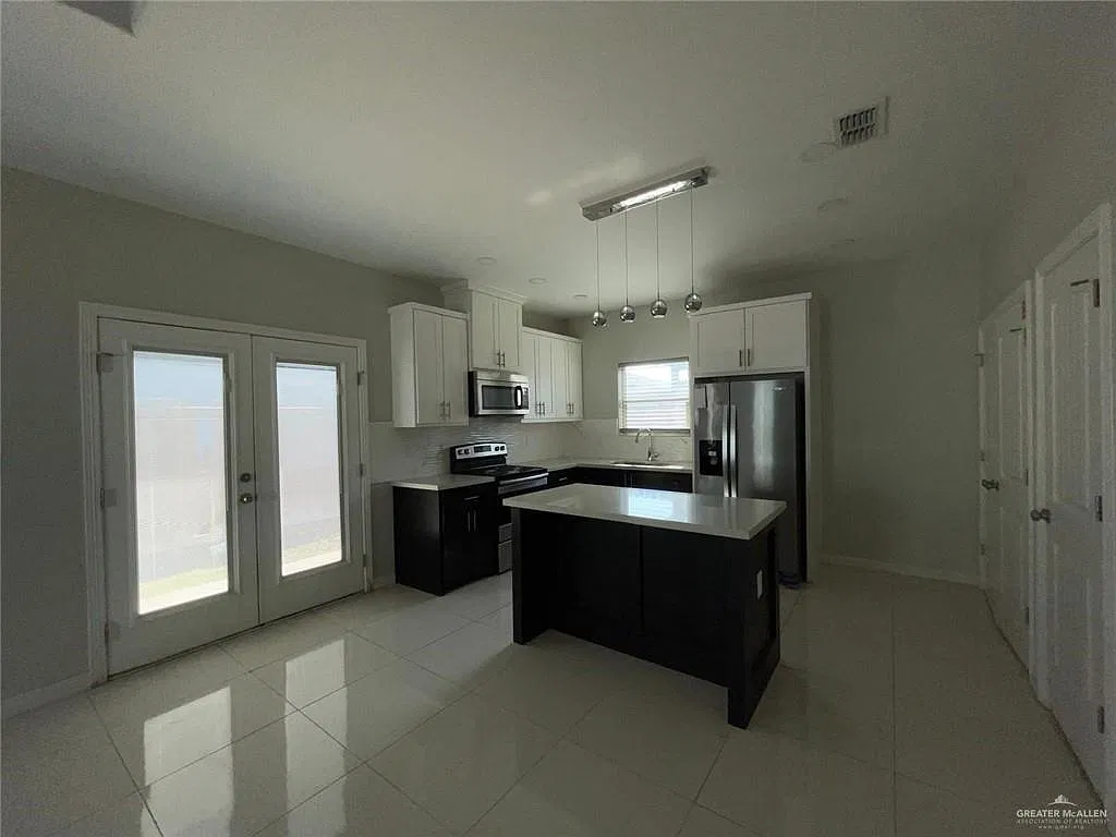 3 bed, 2.0 bath, 1075 sqft, $1,150 — Photo 4
