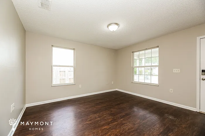 1410 W 20th St — Photo 4