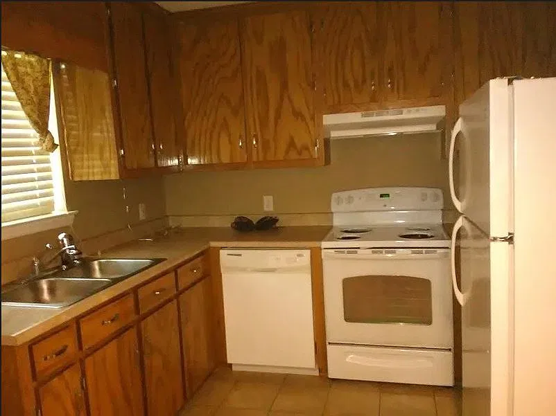 3 bed, $1,100 — Photo 2