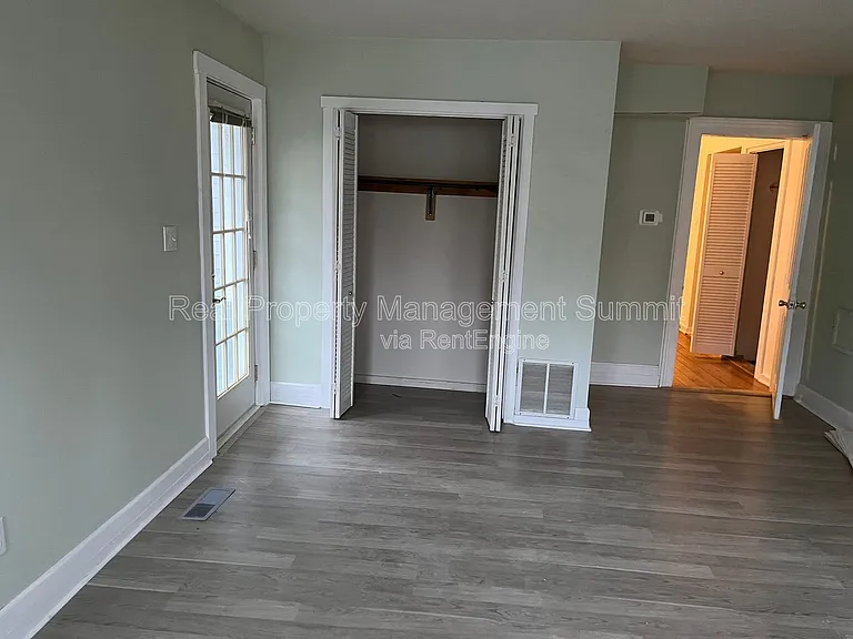 401 N Augusta St #B — Photo 10