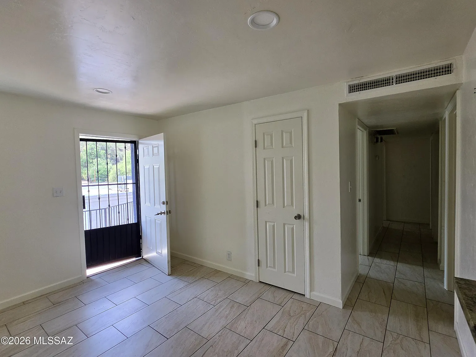 3 bed, 1.5 bath, 1200 sqft, $1,500 — Photo 2