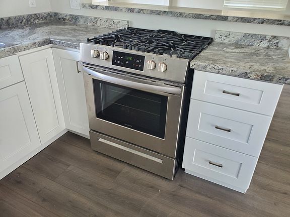 4th image of 904 Coal Ave SW