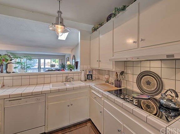 5th image of 864 N Woodlawn Dr