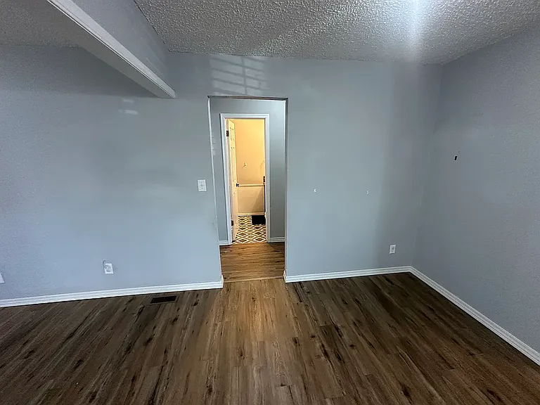 223 E Kerby Ave — Photo 15